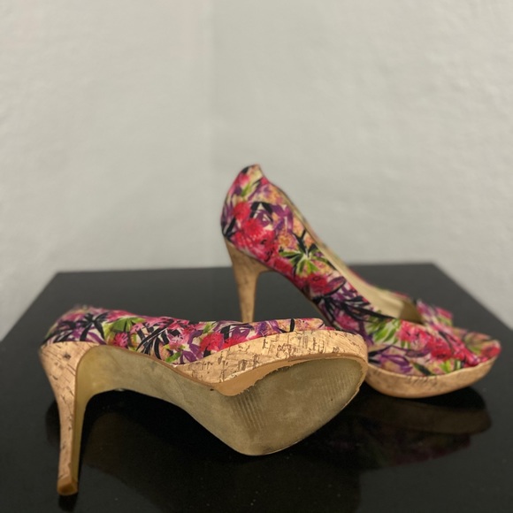 Beautiful Floral, fabric peep toe pumps - Picture 3 of 3